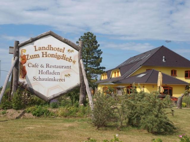 Landhotel Zum Honigdieb Ribnitz-Damgarten Exterior photo